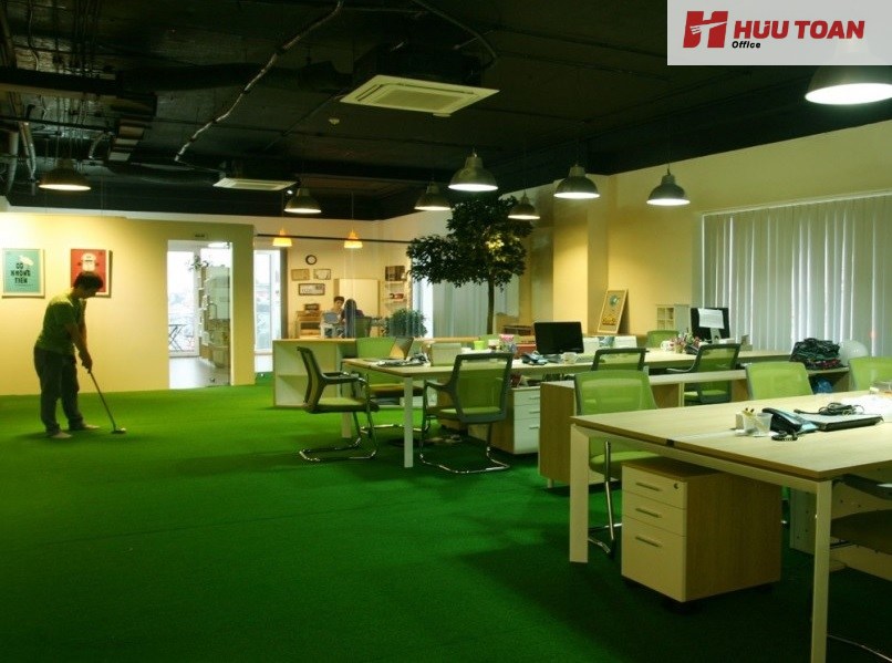 9 vật liệu lát sàn trong văn phòng phổ biến hiện nay Sàn giả cỏ - vật liệu lát sàn trong văn phòng