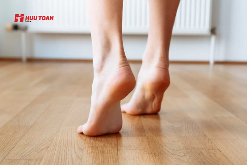 Các bài tập thể dục giữa giờ cho dân văn phòng giảm stress Nhón chân