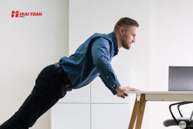 Các bài tập thể dục giữa giờ cho dân văn phòng giảm stress Plank với bàn