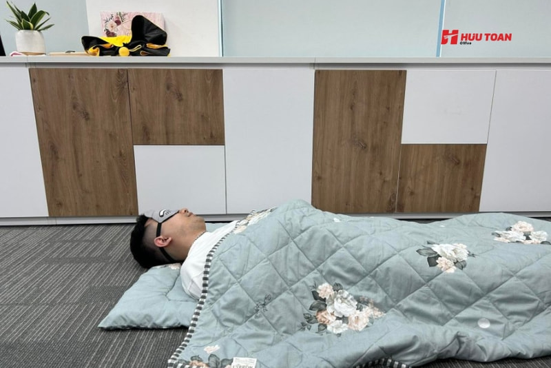 Tư thế ngủ trưa văn phòng phù hợp