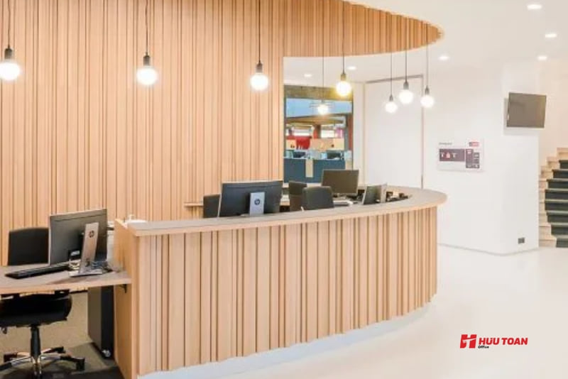 Gợi ý 20+ mẫu quầy lễ tân đẹp, giá tốt, chất lượng cao Mẫu quầy lễ tân gỗ tự nhiên sang trọng
