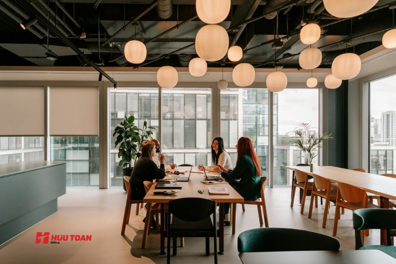 Thuê coworking space ở đâu thì tiện? So sánh các quận trung tâm TP.HCM và vùng ven So sánh giữa thuê coworking space ở quận trung tâm và vùng ven